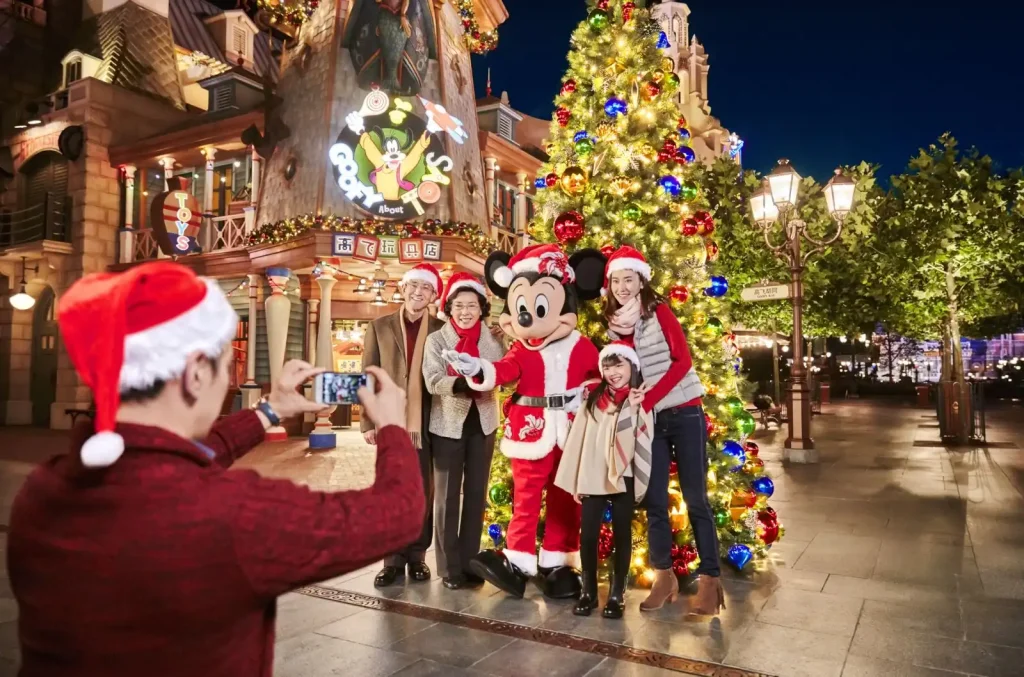 Mùa Noel ở Phú Quốc với bãi biển yên bình, không gian trang trí đón Giáng Sinh và những buổi tối ấm cúng bên gia đình.